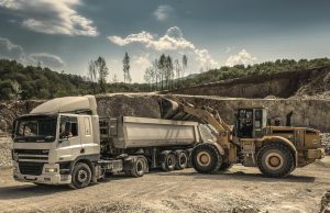 Naczepy niskopodwoziowe: kompletny przewodnik po transporcie ponadgabarytowym