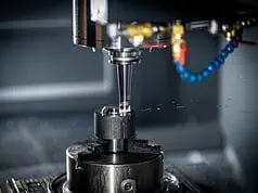 Obróbka tworzyw konstrukcyjnych: technologia, materiały i praktyczne wskazówki