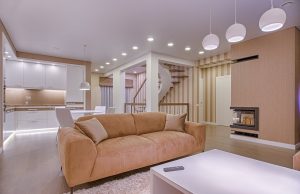 Tapety w paski: szybki sposób na proporcje, rytm i elegancję we wnętrzu